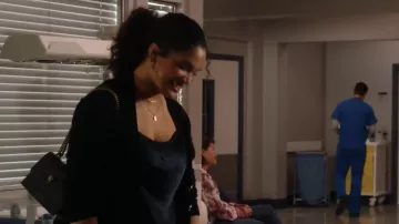 Kurt Geiger Mini Shoreditch Leather Crossbody Bag usado por Natalia Dollenmeyer (Annelise Cepero) en 9-1-1 (S06E18)