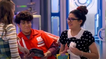 Haut à col à pois Milly porté par Darby (Ariana Molkara) comme on le voit dans Warped ! (S01E02)