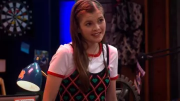 Top de punto Cami con estampado de corazón de Shein usado por Ruby (Kate Godfrey) como se ve en Warped! (S01E09)