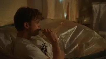 Chemical Brothers T-Shirt porté par Dexter (Leo Woodall) dans la série Un jour (S01E11)