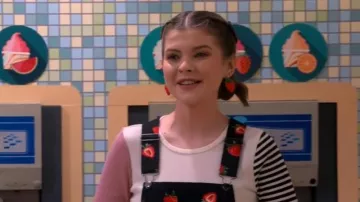 Dollskill Sun Kissed fraise boucles d’oreilles portées par Ruby (Kate Godfrey) comme on le voit dans Warped ! (S01E11)