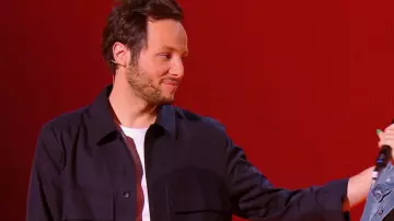 The navy blue overshirt worn by Vianney on The Voice on March 29, 2023