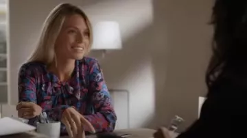 Zara Grande Robe à Imprimée Floral à Manches Longues Multicolore portée par Johanna dans la série Un si grand soleil dans l’épisode 1332