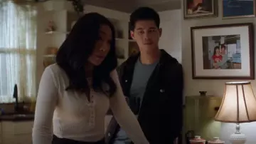 Free People One Of The Girls Henley porté par Nicky Shen (Olivia Liang) dans Kung Fu (S02E02)