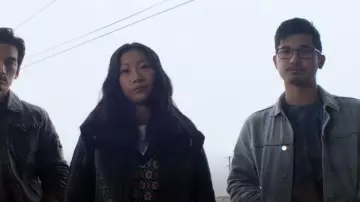 Denny & Dora Veste de moto en peau de mouton Blouson en peau de mouton marron portée par Nicky Shen (Olivia Liang) comme on le voit dans Kung Fu (S02E04)