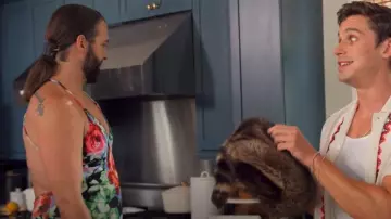 Norma Kamali Robe Maxi à Im­pri­mée Fleuri porté par  Jonathan Van Ness dans la série Queer Eye (S08E01)