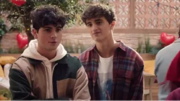 Dickies Flex Flannel Long Sleeve Casual Shirt worn by Jules (Valentin Duclaux) in the series Plus belle la vie, encore plus belle (S01E28)
