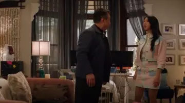 Minijupe en jean Balmain Colorblock portée par Althea Shen (Shannon Dang) dans Kung Fu (S02E05)