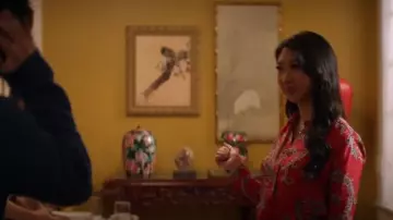 Chemise Sandro en satin jacquard imprimé portée par Althea Shen (Shannon Dang) dans Kung Fu (S02E05)