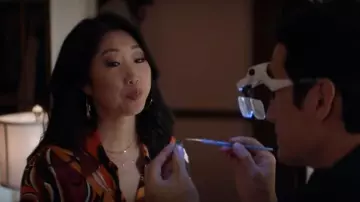 Chemise imprimée nouée Zara portée par Althea Shen (Shannon Dang) comme on le voit dans Kung Fu (S02E06)