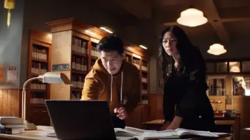 Sandro Combinaison utilitaire en velours côtelé portée par Nicky Shen (Olivia Liang) dans Kung Fu (S02E06)