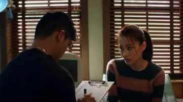 Pull AllSaints Lou porté par Mia (Vanessa Yao) dans Kung Fu (S02E07)