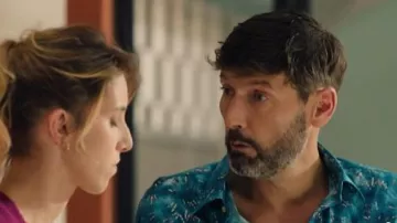Soft Cotton Fitted Surf Shirt worn by Thomas Marci (Laurent Kerusoré) in the series Plus belle la vie, encore plus belle (S01E17)