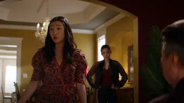 Robe Lisette d’Ulla Johnson portée par Nicky Shen (Olivia Liang) dans Kung Fu (S02E09)