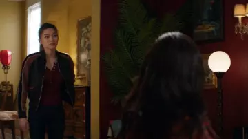 AllSaints Atley Bomber porté par Mia (Vanessa Yao) dans Kung Fu (S02E09)