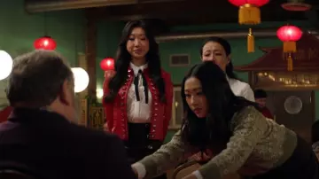 Short en similicuir Zara avec boutons porté par Althea Shen (Shannon Dang) dans Kung Fu (S02E09)