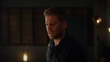 John Varvatos Star USA Leather Band Collar Moto Jacket porté par Evan Hartley (Gavin Stenhouse) comme on le voit dans Kung Fu (S02E09)