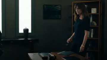 Brazalete Mejuri Dome Boston usado por Wendy Rhoades (Maggie Siff) como se ve en Billions (S06E04)