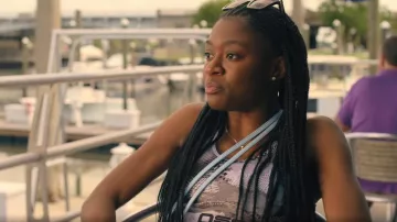 Sujetador deportivo con estampado abstracto en blanco roto usado por Charmaine (Imani Lewis) como se ve en Hightown (S03E06)