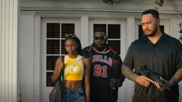 Mitchell et Ness Dennis Rodman Chicago Bulls 1997-98 Maillot porté par Osito (Atkins Estimond) vu dans Hightown (S03E06)