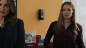 Blusa roja de Madewell usada por ADA Alexandra 'Alex' Cabot (Stephanie March) como se ve en Law & Order: Special Victims Unit (T25E05)