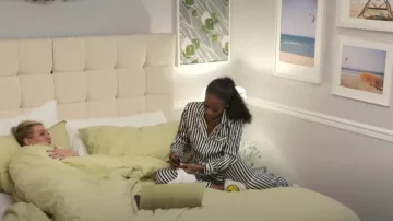 Olivia Von Halle Conjunto de pijama Lila a rayas de seda usado por Gaby Prescod como se ve en Summer House (S08E02)