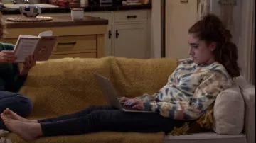 Sudadera corta teñida con corbata de Mother The Loafer en Delirante usada por Jackie Raines (Rachel Sennott) como se ve en Call Your Mother (T01E03)