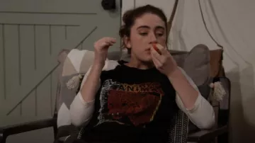 Camiseta de manga de concierto Mother The Concert en Electric Animal usada por Jackie Raines (Rachel Sennott) como se ve en Call Your Mother (S01E07)