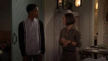 Kurt Geiger Shoredith Bolso bandolera de cuero con tachuelas usado por Celia (Emma Pfaeffle) como se ve en Call Your Mother (S01E01)