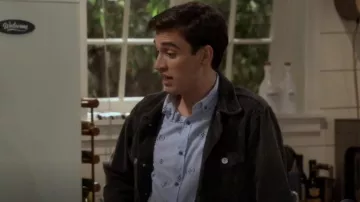 Camisa con estampado de azulejos de Abbott Sovereign Code usada por Freddie Raines (Joey Bragg) como se ve en Call Your Mother (S01E04)