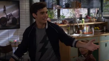 Camiseta Vestige Bolt usada por Freddie Raines (Joey Bragg) como se ve en Call Your Mother (S01E01)