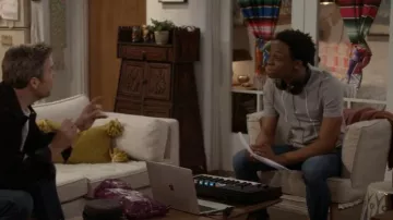 Polo Topman Stripe Zip Piqué usado por Lane (Austin Crute) como se ve en Call Your Mother (S01E08)