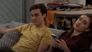 Camiseta Katin Kailani usada por Freddie Raines (Joey Bragg) como se ve en Call Your Mother (T01E04)