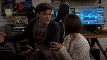 Chaser Brand Lo­cal Leg­end Crew Neck Tee worn by Freddie Raines (Joey Bragg) as seen in Call Your Mother (S01E02)