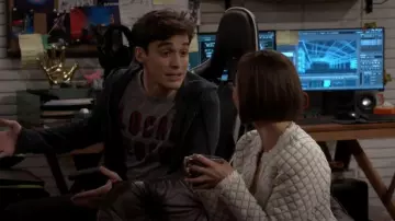 Chaser Brand Lo­cal Leg­end Crew Neck Tee worn by Freddie Raines (Joey Bragg) as seen in Call Your Mother (S01E02)