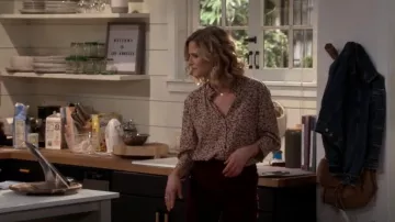 Blusa Ba&sh Catty usada por Jean Raines (Kyra Sedgwick) como se ve en Call Your Mother (T01E02)