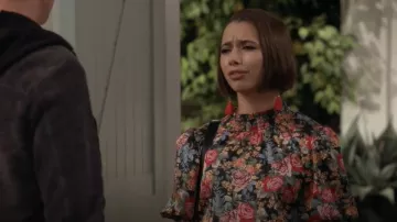WAYF Duchess Smocked Puff Print Top porté par Celia (Emma Pfaeffle) comme on le voit dans Call Your Mother (S01E10)