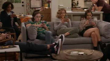 Chemise graphique Isolda d’Ulla Johnson portée par Jackie Raines (Rachel Sennott) dans Call Your Mother (S01E12)