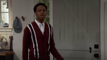 Cárdigan de botones a rayas de lana de Sandro College usado por Lane (Austin Crute) como se ve en Call Your Mother (S01E05)