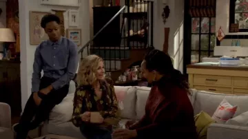 Pull à épaules tombantes imprimé Alfani porté par Barbara (Kym Whitley) comme on le voit dans Call Your Mother (S01E09)