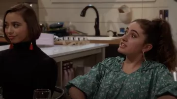 Blusa con babero plisada floral de Topshop usada por Jackie Raines (Rachel Sennott) como se ve en Call Your Mother (S01E06)