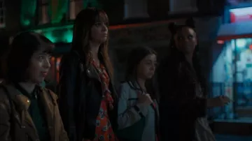 Kate Moss x Topshop Poppy Mini Vestido usado por Maggie (Emma Appleton) como se ve en Todo lo que sé sobre el amor (T01E01)