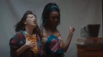 T-shirt court H&M porté par Nell (Marli Siu) dans Tout ce que je sais sur l’amour (S01E02)