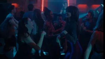 Pantalon Disco d’American Apparel porté par Maggie (Emma Appleton) comme on le voit dans Tout ce que je sais sur l’amour (S01E02)