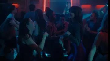 Pantalon Disco d’American Apparel porté par Maggie (Emma Appleton) comme on le voit dans Tout ce que je sais sur l’amour (S01E02)