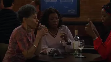 Johnny Was Rika Camisa de malla con estampado floral usada por Gloria (Vernee Watson-Johnson) como se ve en Bob Hearts Abishola (T05E04)