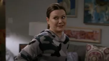 C by Bloomingdale's Sudadera con capucha de cachemira de camuflaje usada por Christina (Maribeth Monroe) como se ve en Bob Hearts Abishola (T05E04)
