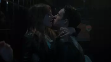 Veste en cuir cargo AllSaints portée par Maggie (Emma Appleton) comme on le voit dans Tout ce que je sais sur l’amour (S01E03)