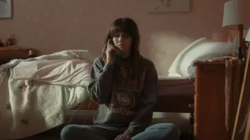 Urban Outfitters Sweat-shirt délavé Phoenix Falcons porté par Maggie (Emma Appleton) comme on le voit dans Tout ce que je sais sur l’amour (S01E03)