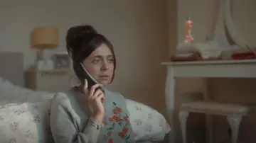 Topshop Pull brodé Poppy porté par Birdy (Bel Powley) comme on le voit dans Tout ce que je sais sur l’amour (S01E03)